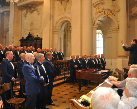 Concert van het Groot Nederlands Mannenkoor  (GNMK) in de Niclolaaskerk te Praag 