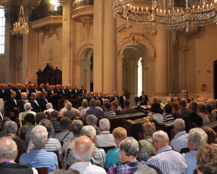 Concert van het Groot Nederlands Mannenkoor  (GNMK) in de Niclolaaskerk te Praag