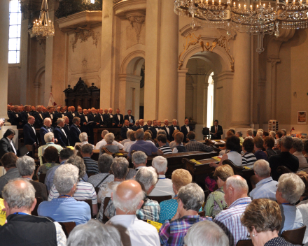 Concert van het Groot Nederlands Mannenkoor  (GNMK) in de Niclolaaskerk te Praag