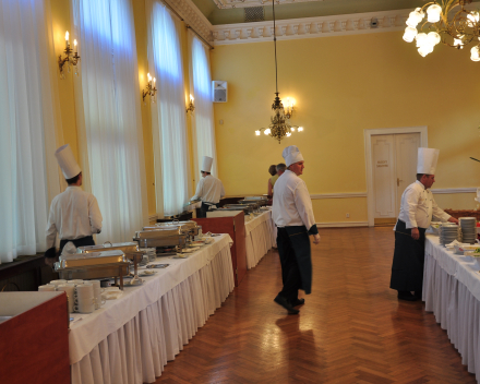 Zeer uitgebreid dinerbuffet tijdens Festival in Marienbad, de koks zijn nog druk bezig met de voorbereidingen 