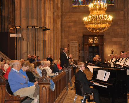 Groot samengesteld Koor zing o.l.v. Martin Mans in Votiv Kirche Wenen