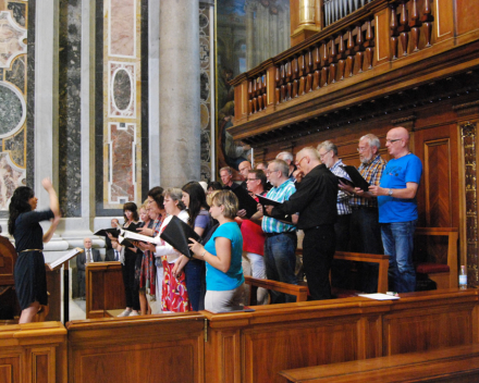 Concert in de st. Pieter, onder het koororgel, koor: Moderato Cantabile o.l.v. Nana Tchikhinashvili