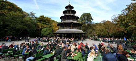 De Biergarten in de Engelse Tuin in het centrum van München 