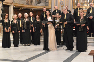 Sopraan Nana Tchikinashvili zingt met haar koor in de Santa Andrea Della Valle 