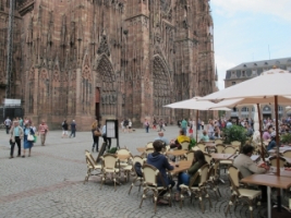 Overal in Straasburg vind je gezellige terrassen, bv tegenover de kathedraal