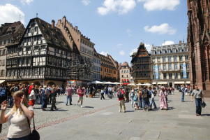 het gezellige plein voor de kathedraal van Straasburg