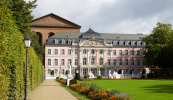 Kurpalast met prachtige tuin in centrum van Trier